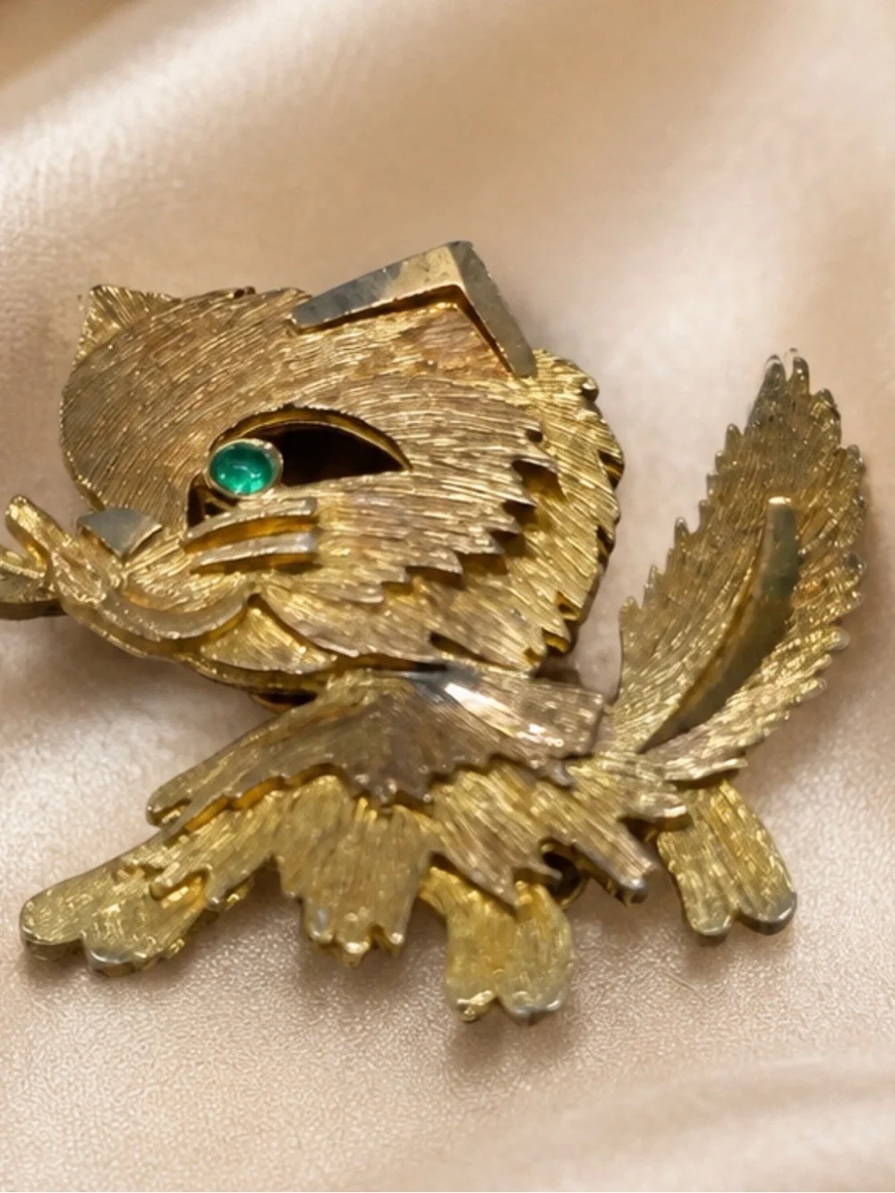 Vintage Gold Tone Figural Cat Brooch Green Rhinestone Eye Textured Statement Pin
